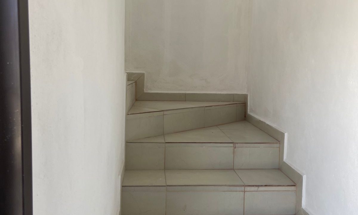 03 escalera al depto.
