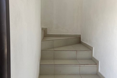03 escalera al depto.