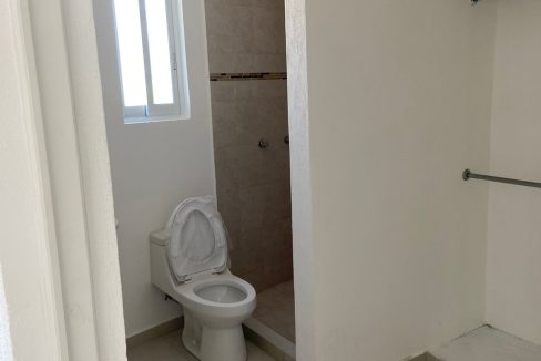 06 baño completo y vestidor recamara principal